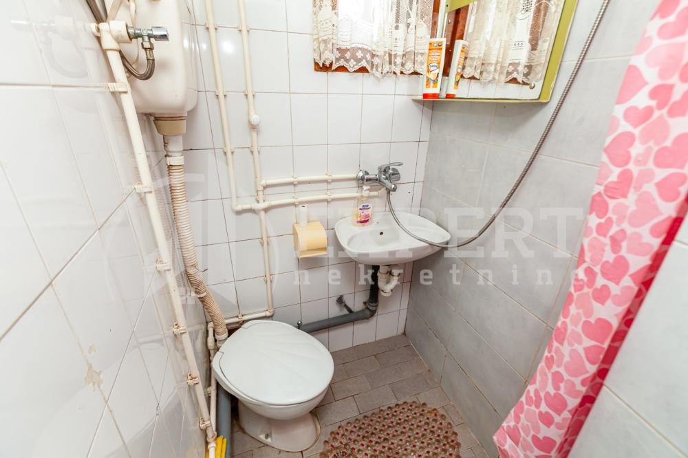 Slika 6 - Stan u zgradi, uknjižen, etažno grejanje, oglas ID p-013154