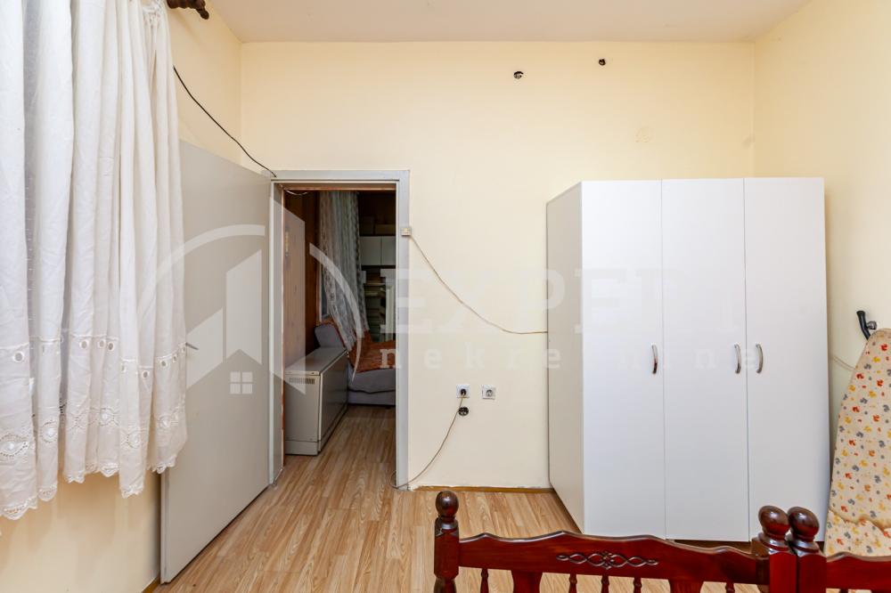 Slika 4 - Stan u zgradi, uknjižen, etažno grejanje, oglas ID p-013154