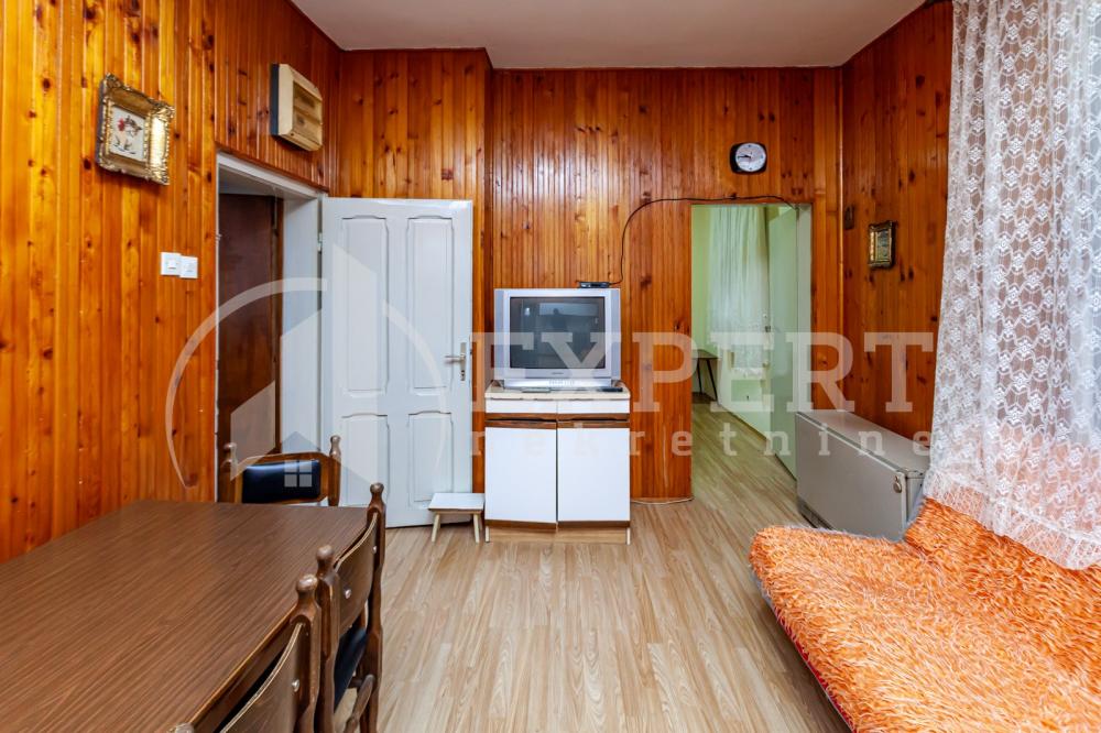 Slika 2 - Stan u zgradi, uknjižen, etažno grejanje, oglas ID p-013154