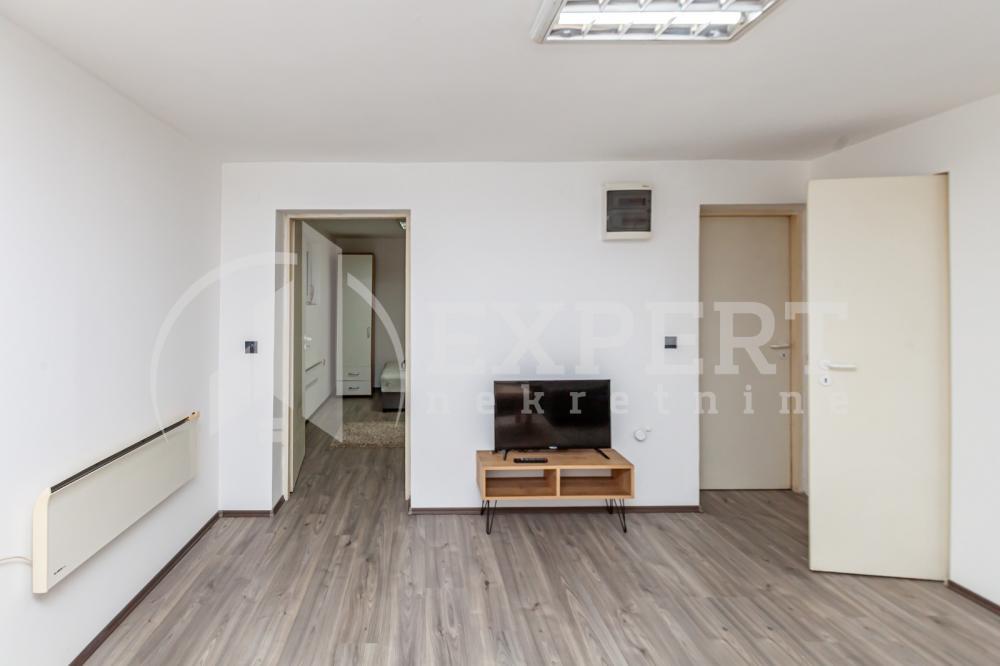 Glavna slika -Stan u zgradi, uknjižen, grejanje na struju, oglas ID p-013135