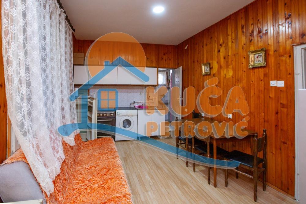 Glavna slika -Stan u zgradi, uknjižen, etažno grejanje, oglas ID p-013154