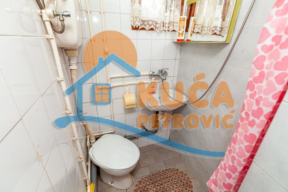 Slika 6 - Stan u zgradi, uknjižen, etažno grejanje, oglas ID p-013154