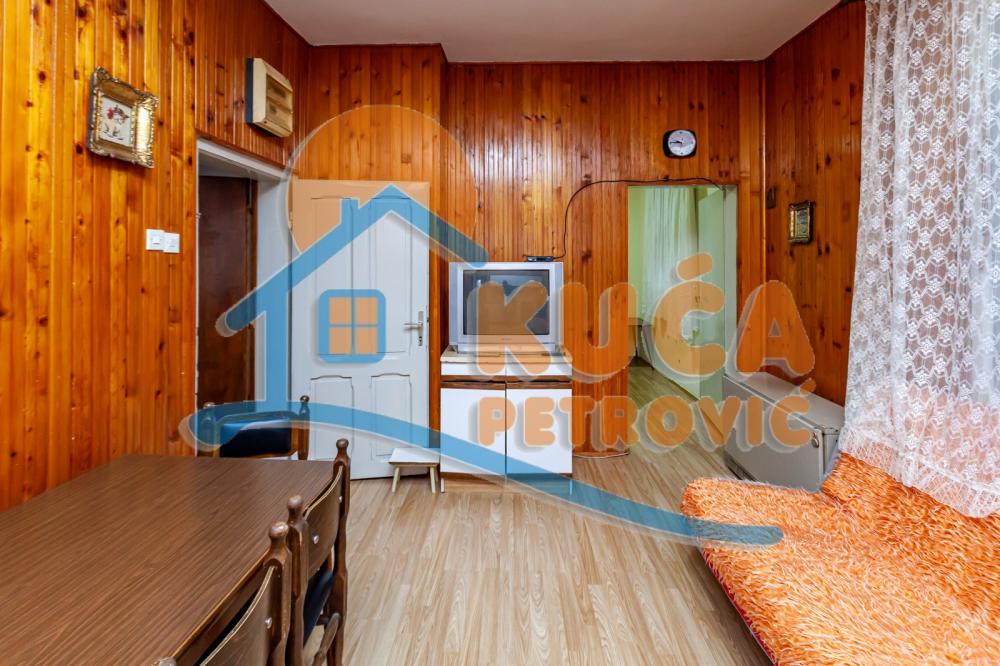 Slika 2 - Stan u zgradi, uknjižen, etažno grejanje, oglas ID p-013154