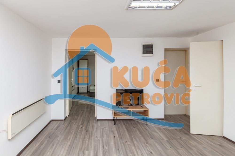 Glavna slika -Stan u zgradi, uknjižen, grejanje na struju, oglas ID p-013135