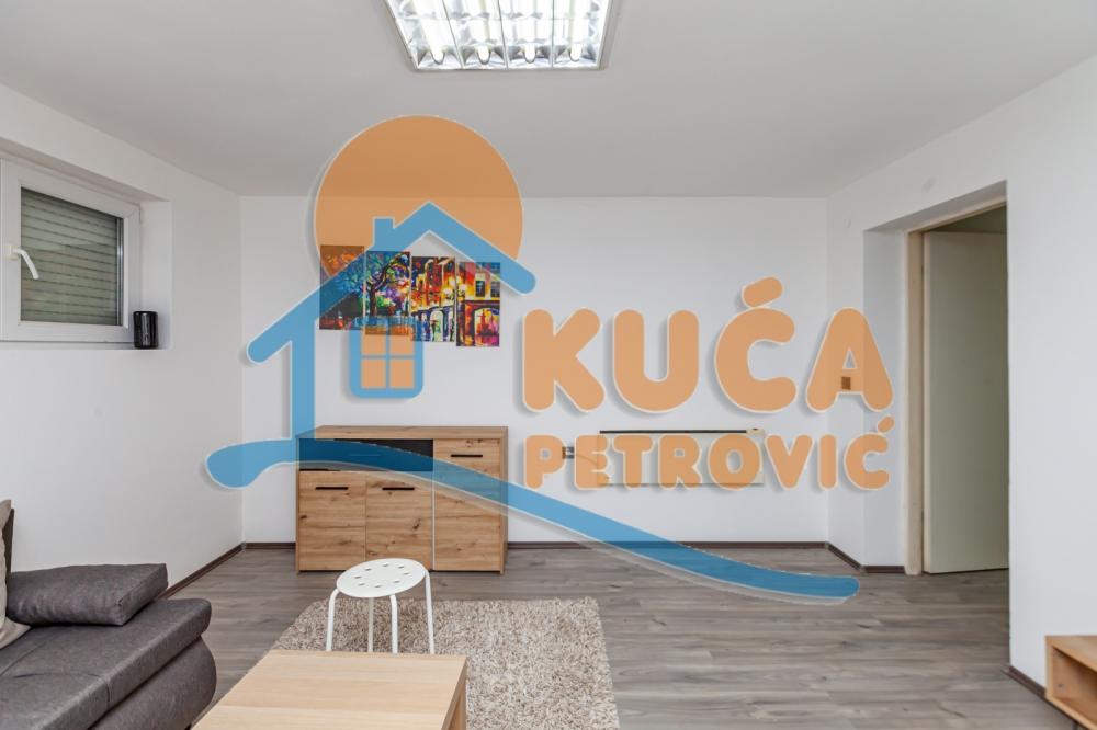 Slika 8 - Stan u zgradi, uknjižen, grejanje na struju, oglas ID p-013135