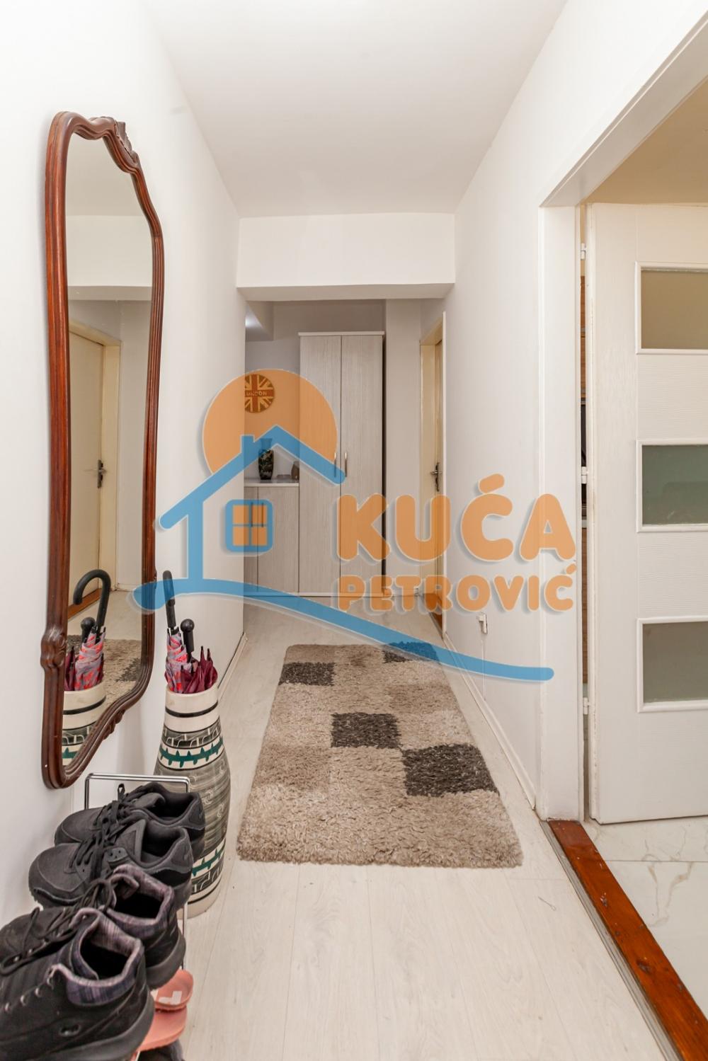 Slika 5 - Stan u zgradi, uknjižen, centralno grejanje, oglas ID p-06905