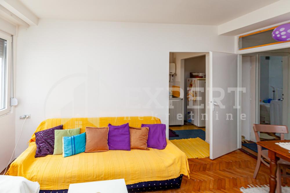 Slika 2 - Stan u zgradi, uknjižen, grejanje na struju, oglas ID p-013309