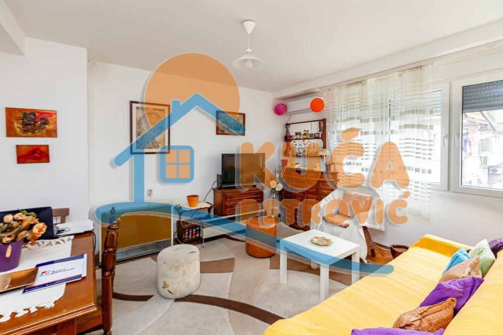 Glavna slika -Stan u zgradi, uknjižen, grejanje na struju, oglas ID p-013309