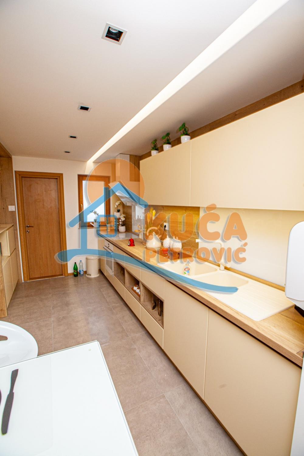 Slika 11 - Stan u zgradi, uknjižen, centralno grejanje, oglas ID p-013349