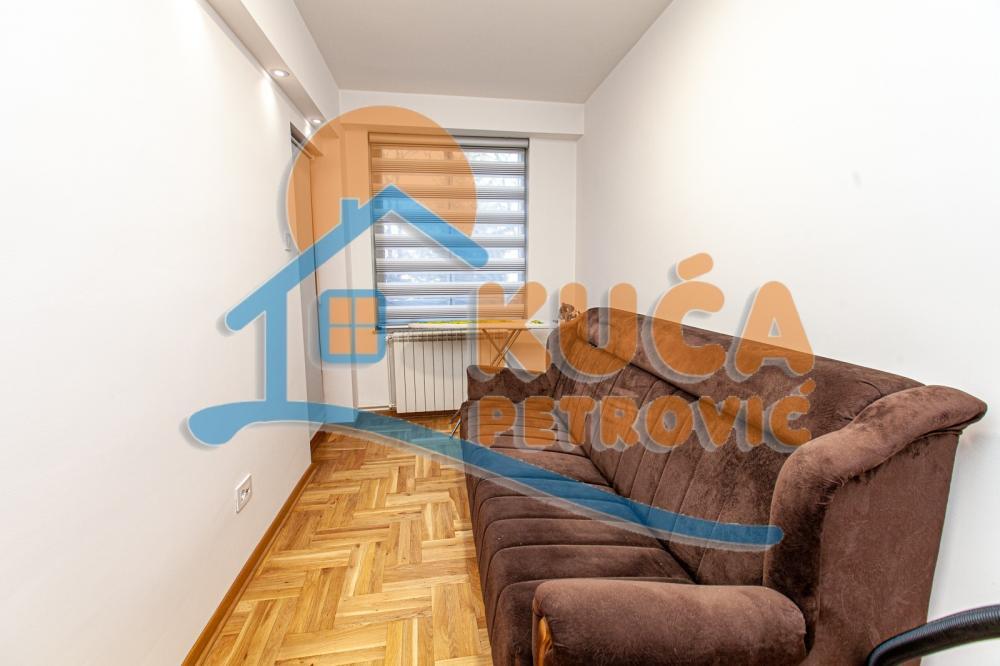 Glavna slika -Stan u zgradi, uknjižen, centralno grejanje, oglas ID p-013349