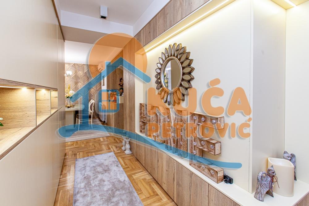 Slika 4 - Stan u zgradi, uknjižen, centralno grejanje, oglas ID p-013349