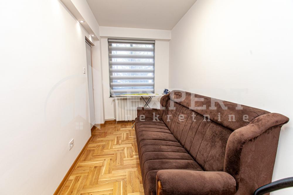 Glavna slika -Stan u zgradi, uknjižen, centralno grejanje, oglas ID p-013349