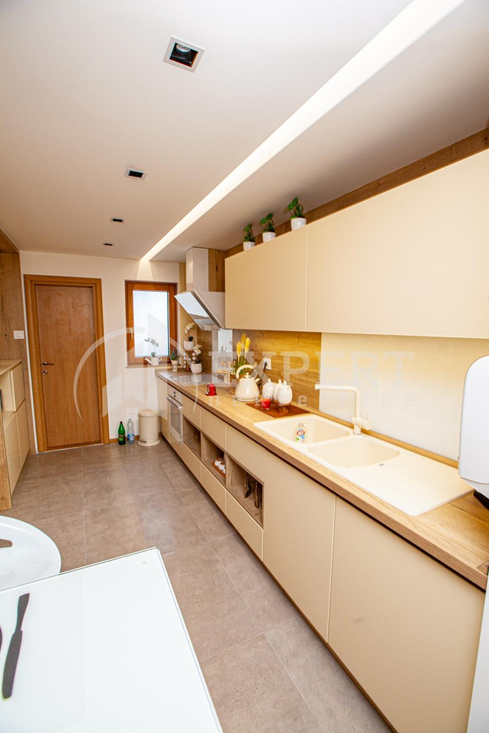 Slika 11 - Stan u zgradi, uknjižen, centralno grejanje, oglas ID p-013349