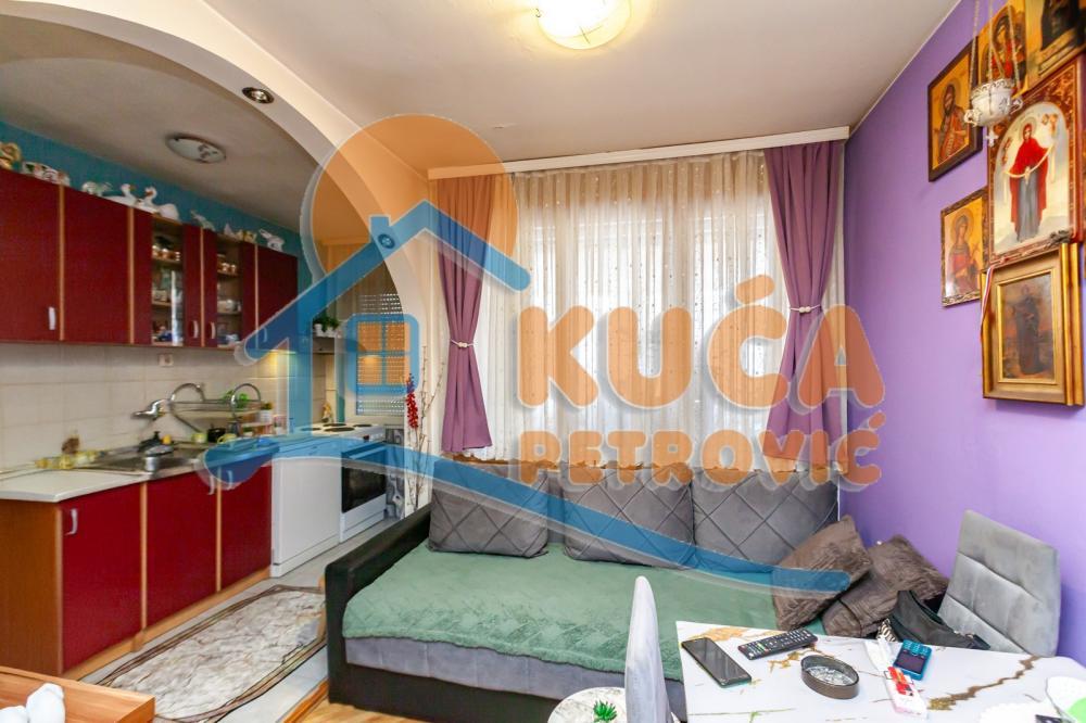 Glavna slika -Stan u zgradi, uknjižen, etažno grejanje, oglas ID p-013369