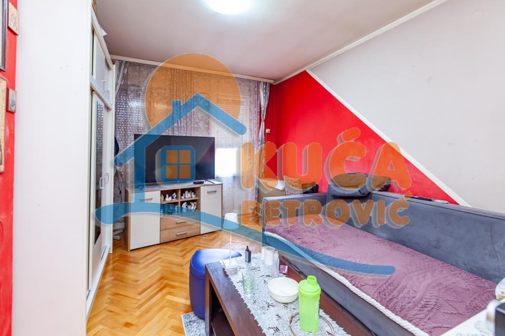 Slika 4 - Stan u zgradi, uknjižen, etažno grejanje, oglas ID p-013369