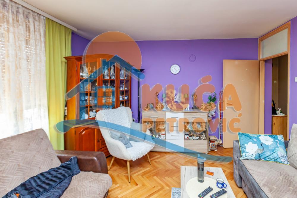 Slika 8 - Stan u zgradi, uknjižen, etažno grejanje, oglas ID p-013369