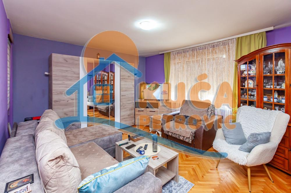 Slika 1 - Stan u zgradi, uknjižen, etažno grejanje, oglas ID p-013369