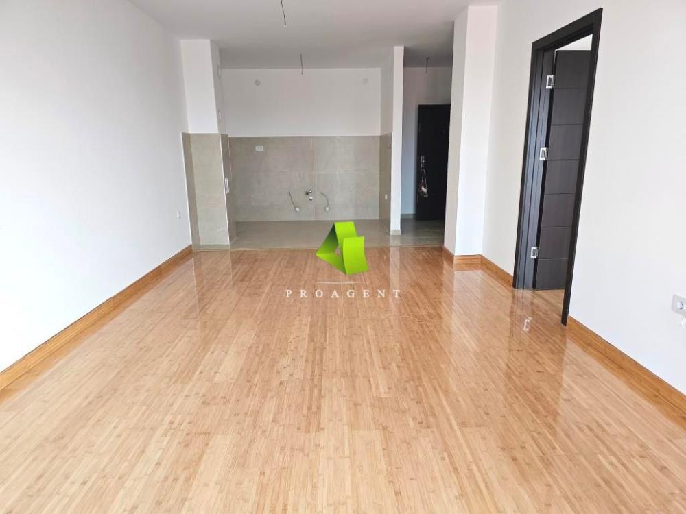 Glavna slika -Nov troiposoban stan sa PDV-om na Panteleju ID#6138