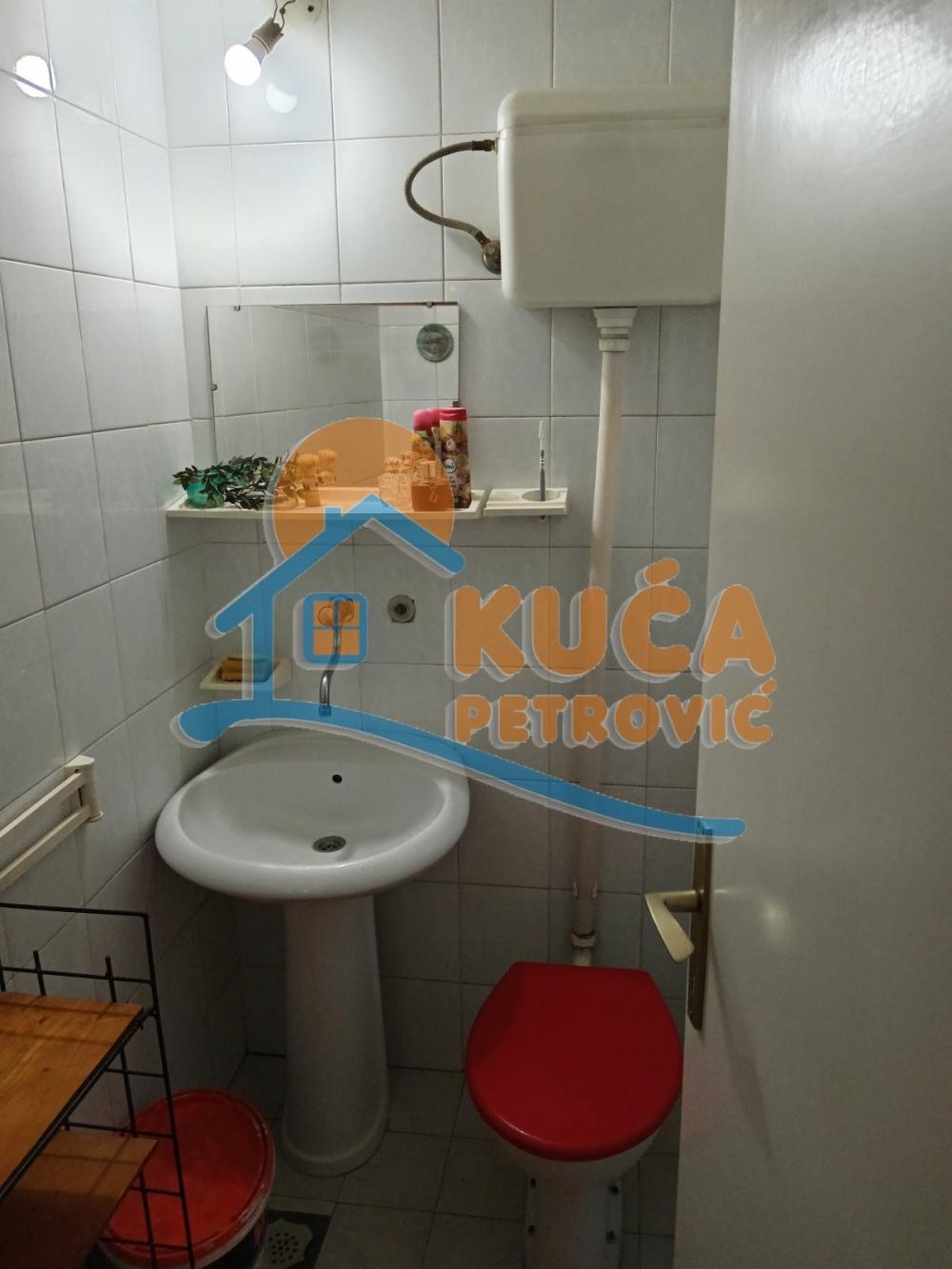 Slika 2 - Stan u zgradi, uknjižen, centralno grejanje, oglas ID p-013531