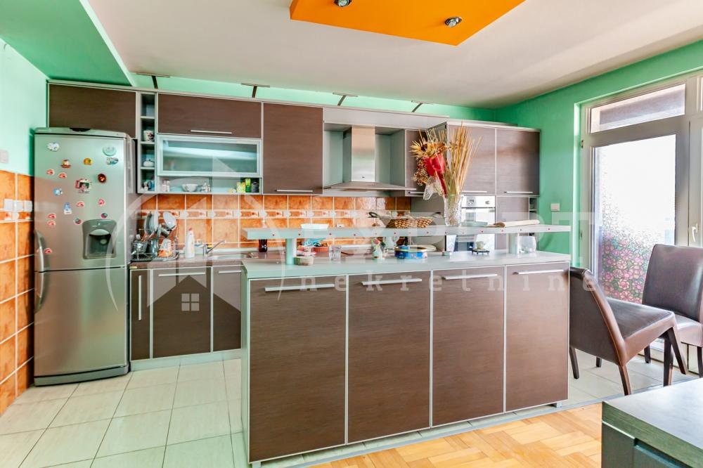 Slika 3 - Stan u zgradi, uknjižen, centralno grejanje, oglas ID p-013524