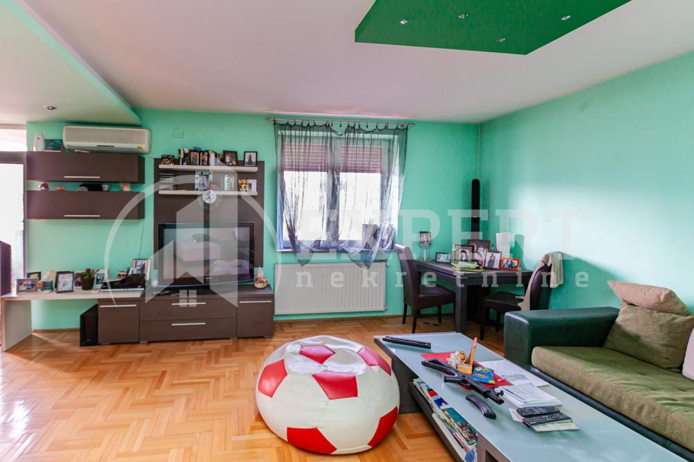 Slika 2 - Stan u zgradi, uknjižen, centralno grejanje, oglas ID p-013524