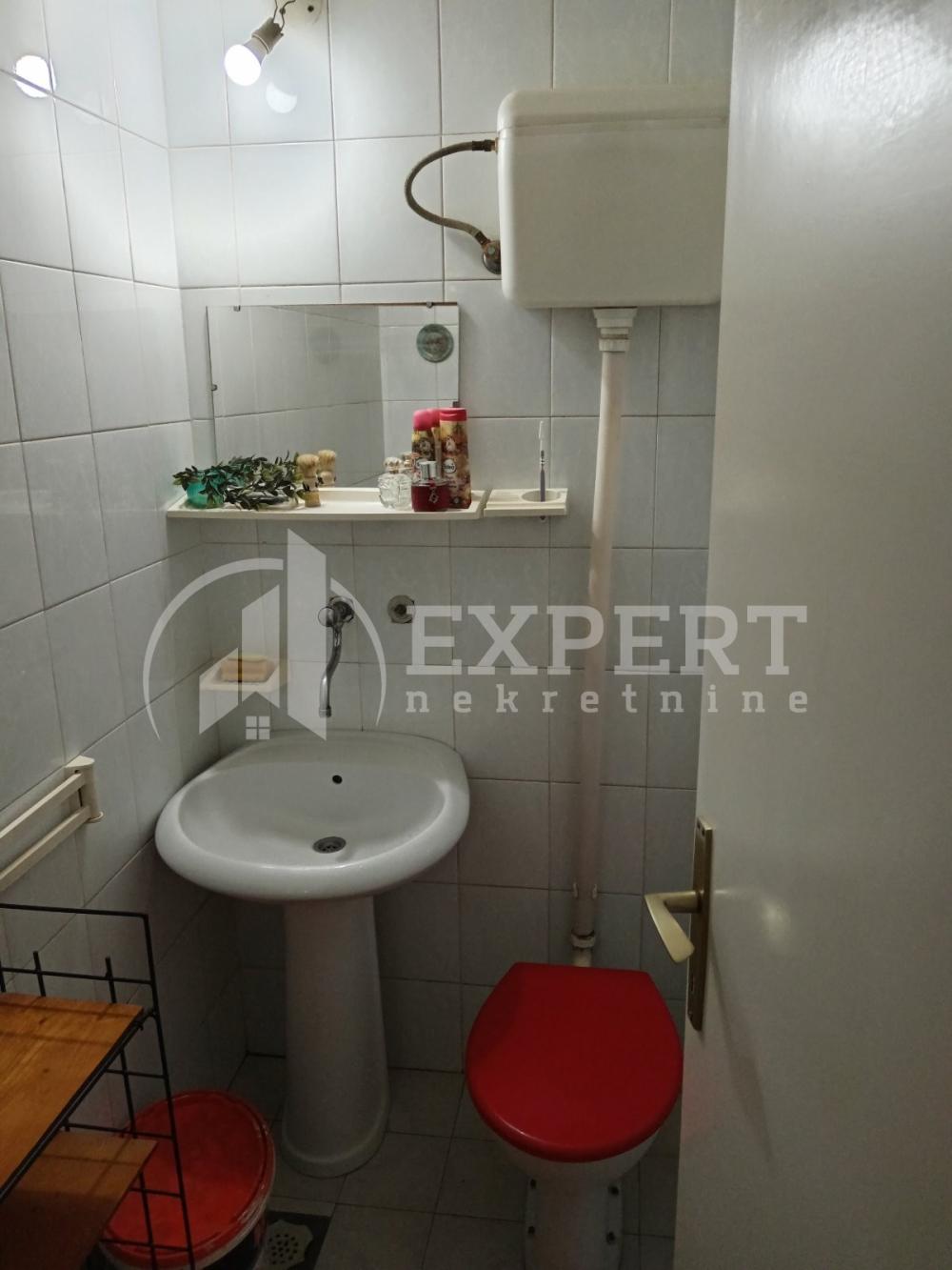 Slika 2 - Stan u zgradi, uknjižen, centralno grejanje, oglas ID p-013531