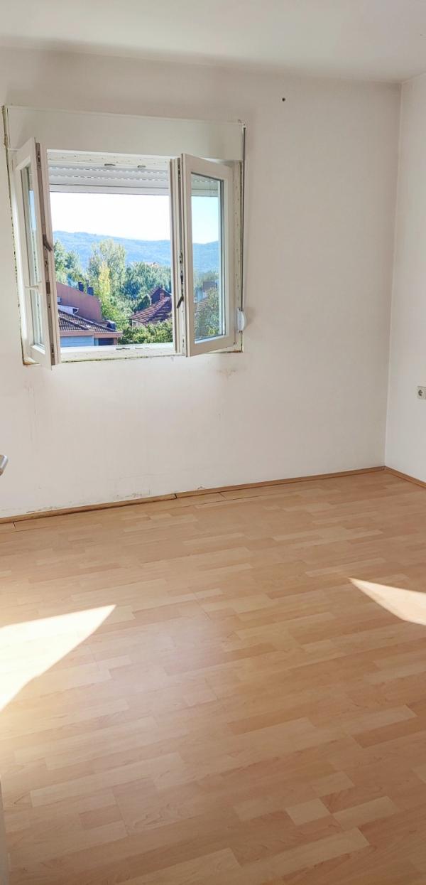 Slika 6 - Prodaja dvoiposobnog stana, Crvenih javorova Niš, terasa, parking