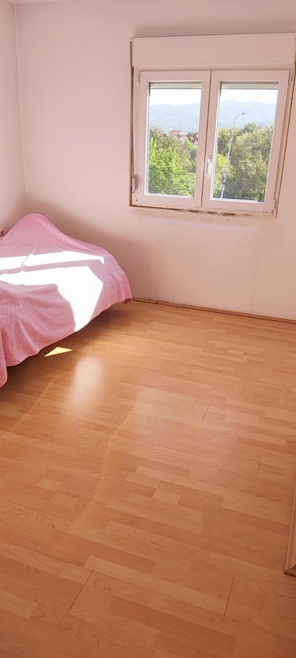 Slika 7 - Prodaja dvoiposobnog stana, Crvenih javorova Niš, terasa, parking