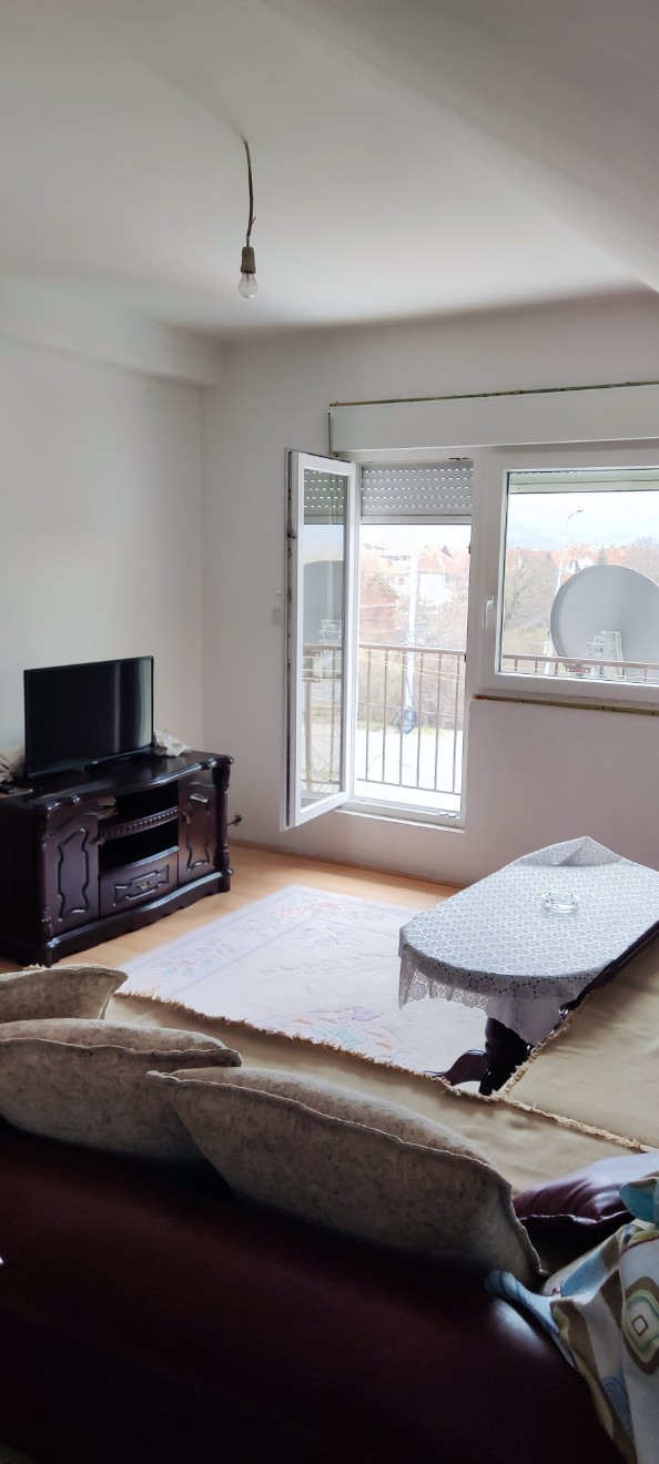 Slika 4 - Prodaja dvoiposobnog stana, Crvenih javorova Niš, terasa, parking