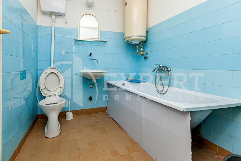 Slika 6 - Stan u zgradi, uknjižen, centralno grejanje, oglas ID p-013627