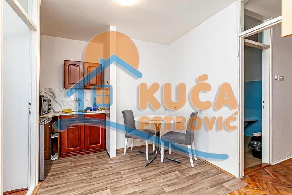 Slika 2 - Stan u zgradi, uknjižen, centralno grejanje, oglas ID p-013627