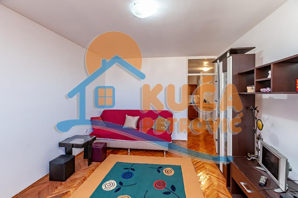 Slika 1 - Stan u zgradi, uknjižen, centralno grejanje, oglas ID p-013627