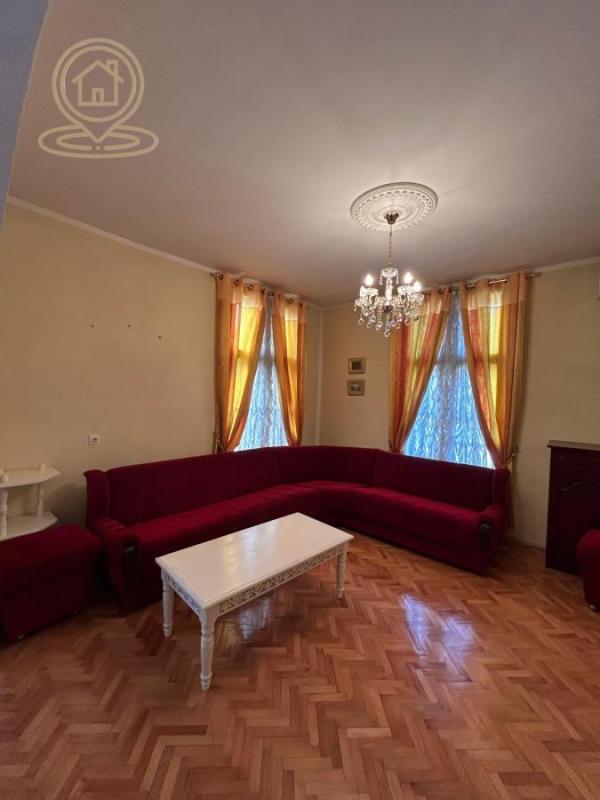 Slika 1 - Na prodaju stan 57m² u centru Niške Banje – prostrana spavaća soba, dnevni boravak, kuhinja, kupatilo,