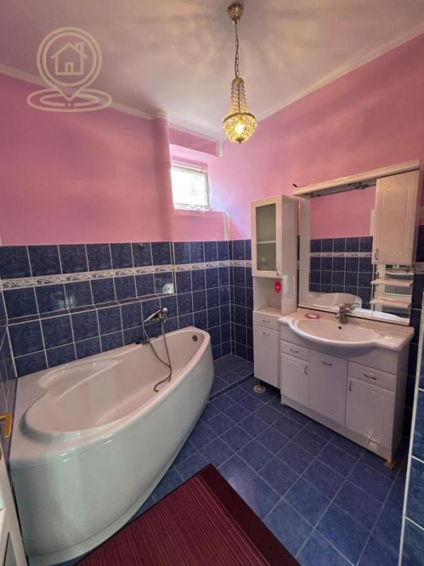 Slika 11 - Na prodaju stan 57m² u centru Niške Banje – prostrana spavaća soba, dnevni boravak, kuhinja, kupatilo,