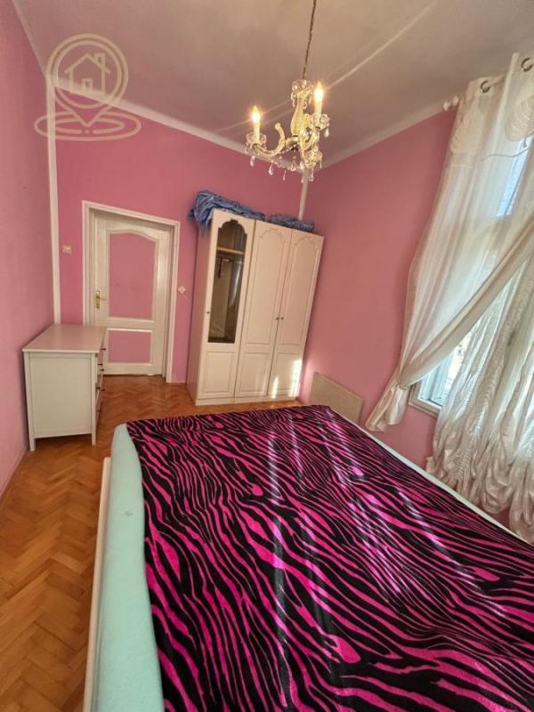 Slika 10 - Na prodaju stan 57m² u centru Niške Banje – prostrana spavaća soba, dnevni boravak, kuhinja, kupatilo,