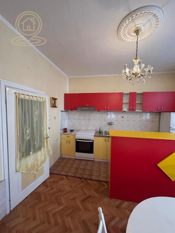 Slika 6 - Na prodaju stan 57m² u centru Niške Banje – prostrana spavaća soba, dnevni boravak, kuhinja, kupatilo,