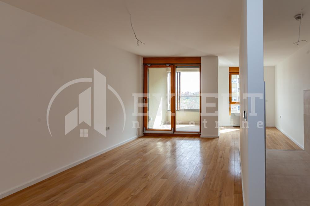 Slika 1 - Stan u zgradi, novogradnja, uknjižen, etažno grejanje, oglas ID p-013661