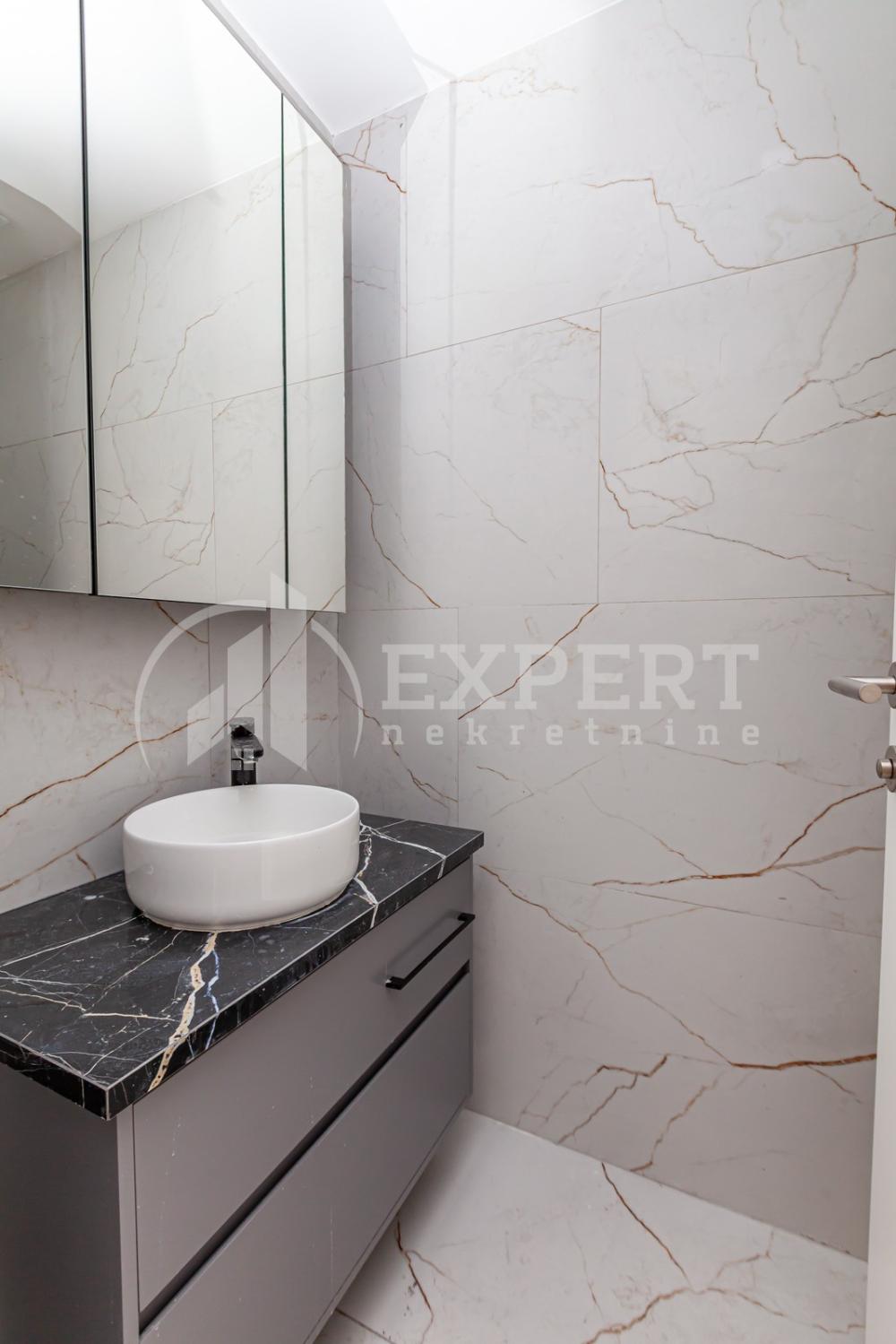 Slika 2 - Stan u zgradi, novogradnja, uknjižen, etažno grejanje, oglas ID p-013661