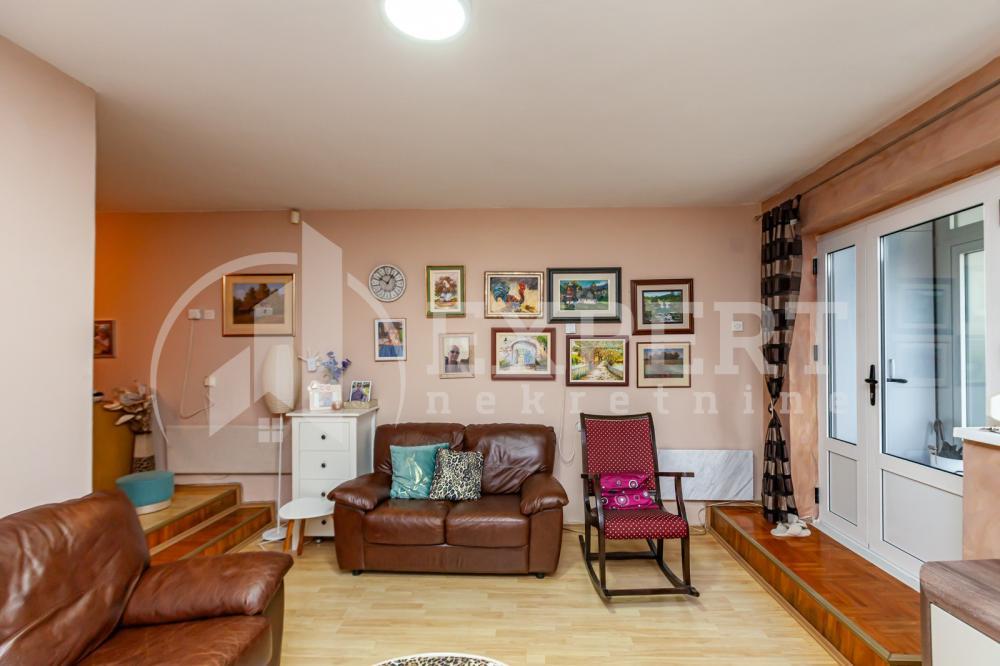 Glavna slika -Stan u zgradi, uknjižen, grejanje na struju, oglas ID p-013773