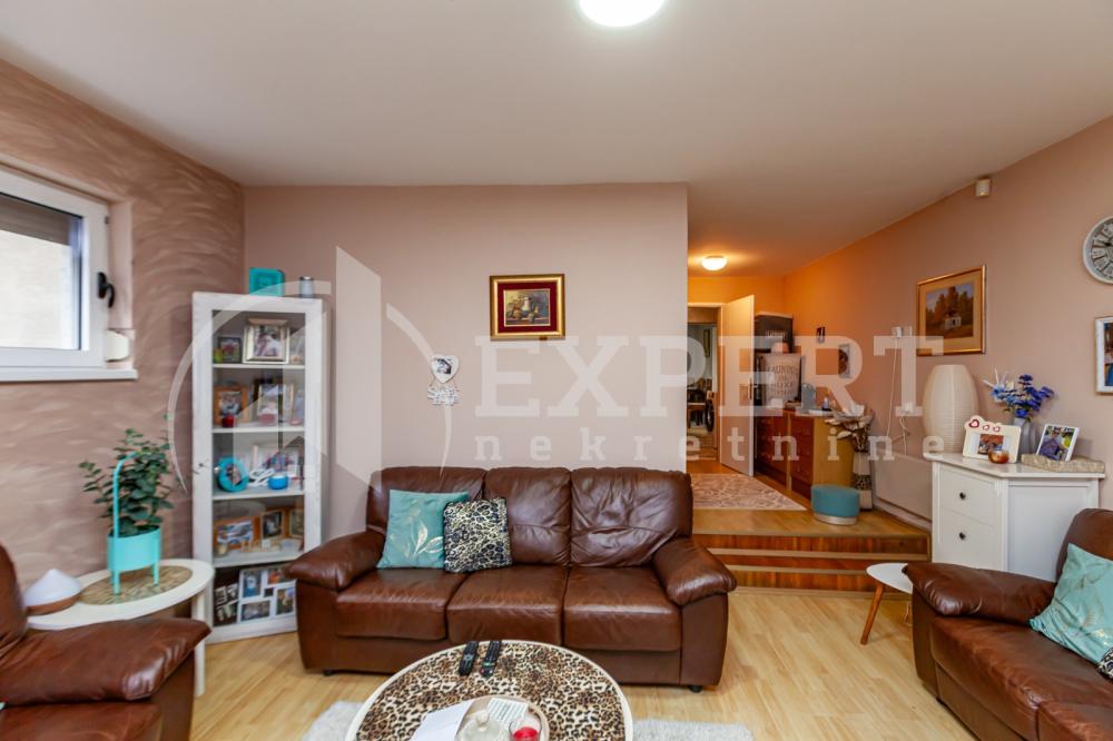 Slika 2 - Stan u zgradi, uknjižen, grejanje na struju, oglas ID p-013773