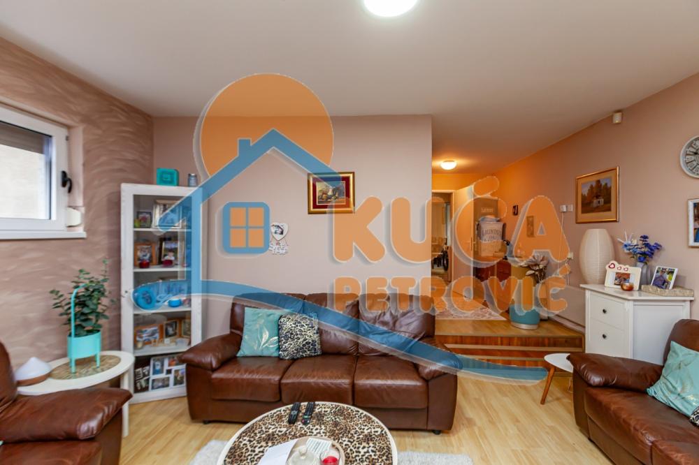 Slika 2 - Stan u zgradi, uknjižen, grejanje na struju, oglas ID p-013773