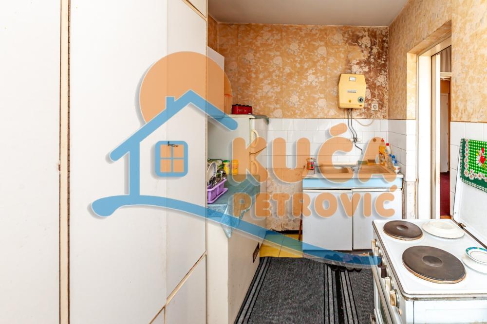 Slika 4 - Stan u zgradi, uknjižen, centralno grejanje, oglas ID p-013789