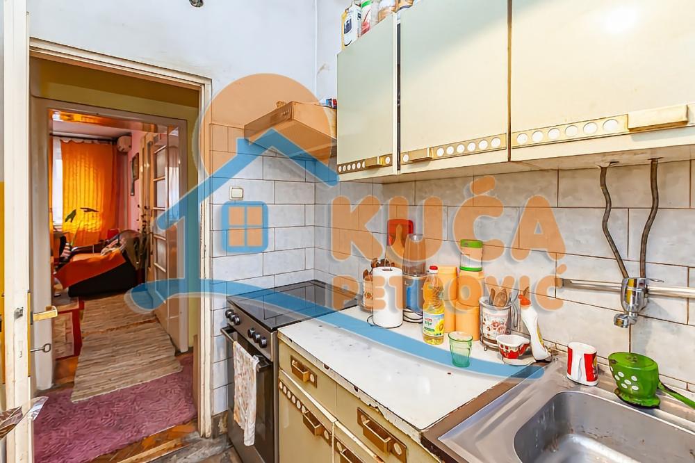 Slika 4 - Stan u zgradi, uknjižen, centralno grejanje, oglas ID p-013804