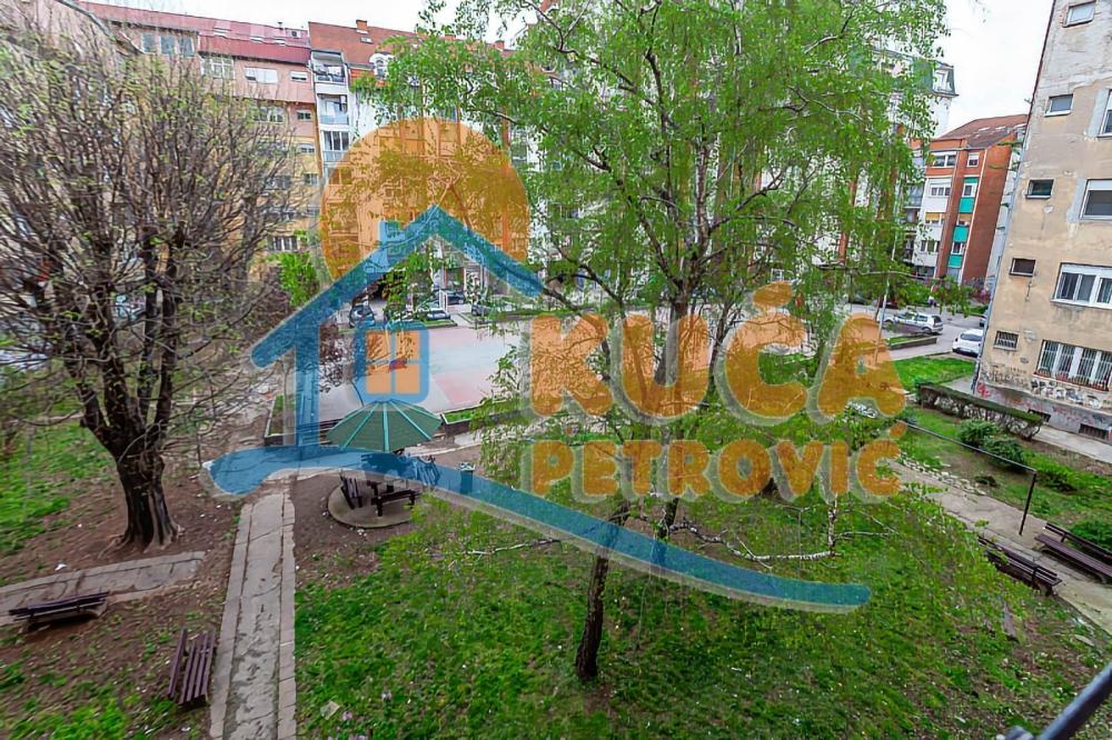 Slika 5 - Stan u zgradi, uknjižen, centralno grejanje, oglas ID p-013804