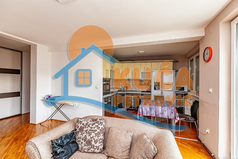 Slika 2 - Stan u zgradi, uknjižen, centralno grejanje, oglas ID p-013805