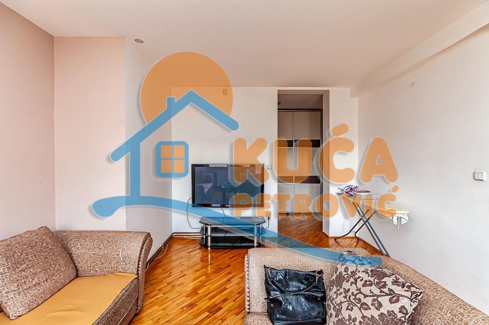 Slika 4 - Stan u zgradi, uknjižen, centralno grejanje, oglas ID p-013805