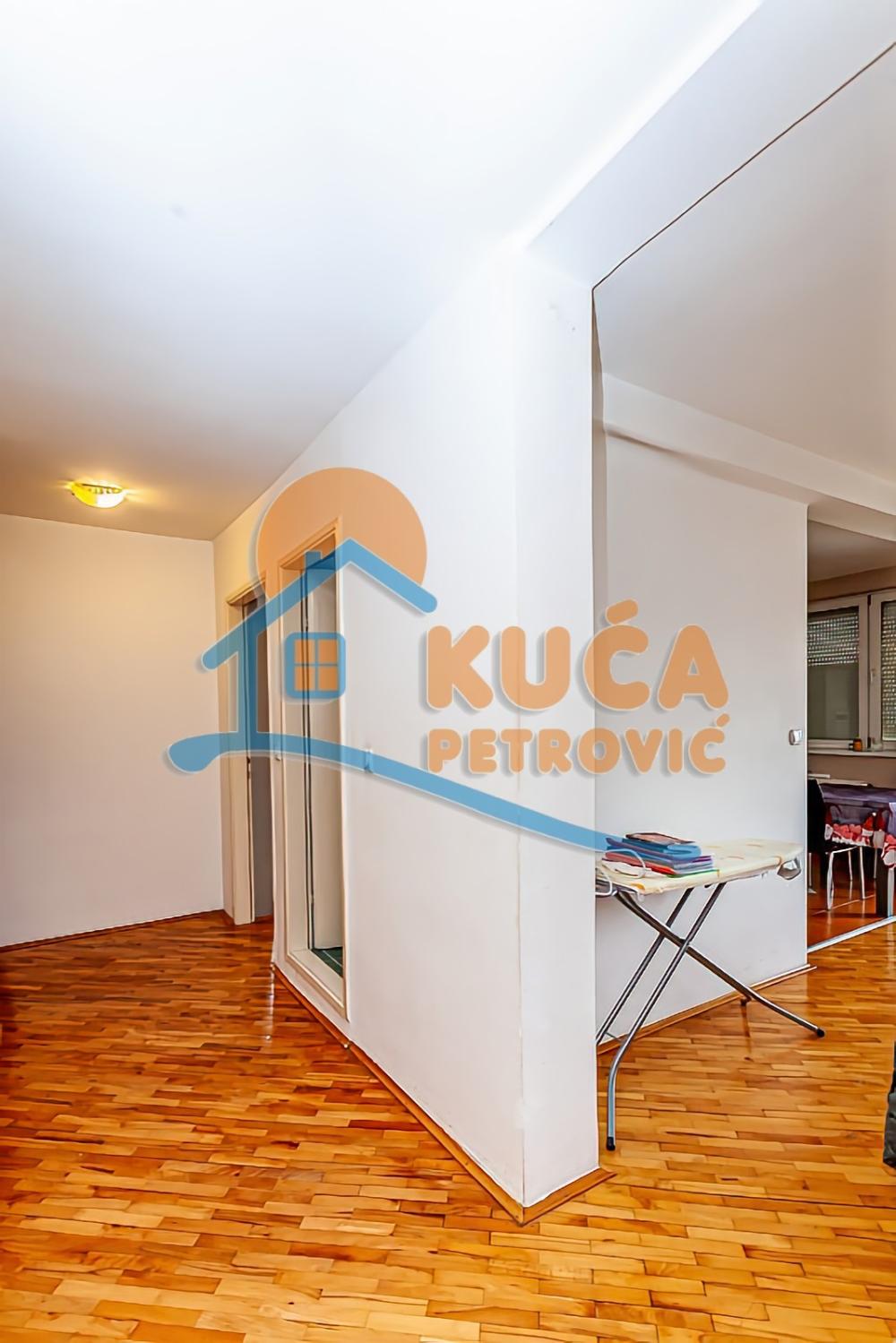 Slika 11 - Stan u zgradi, uknjižen, centralno grejanje, oglas ID p-013805