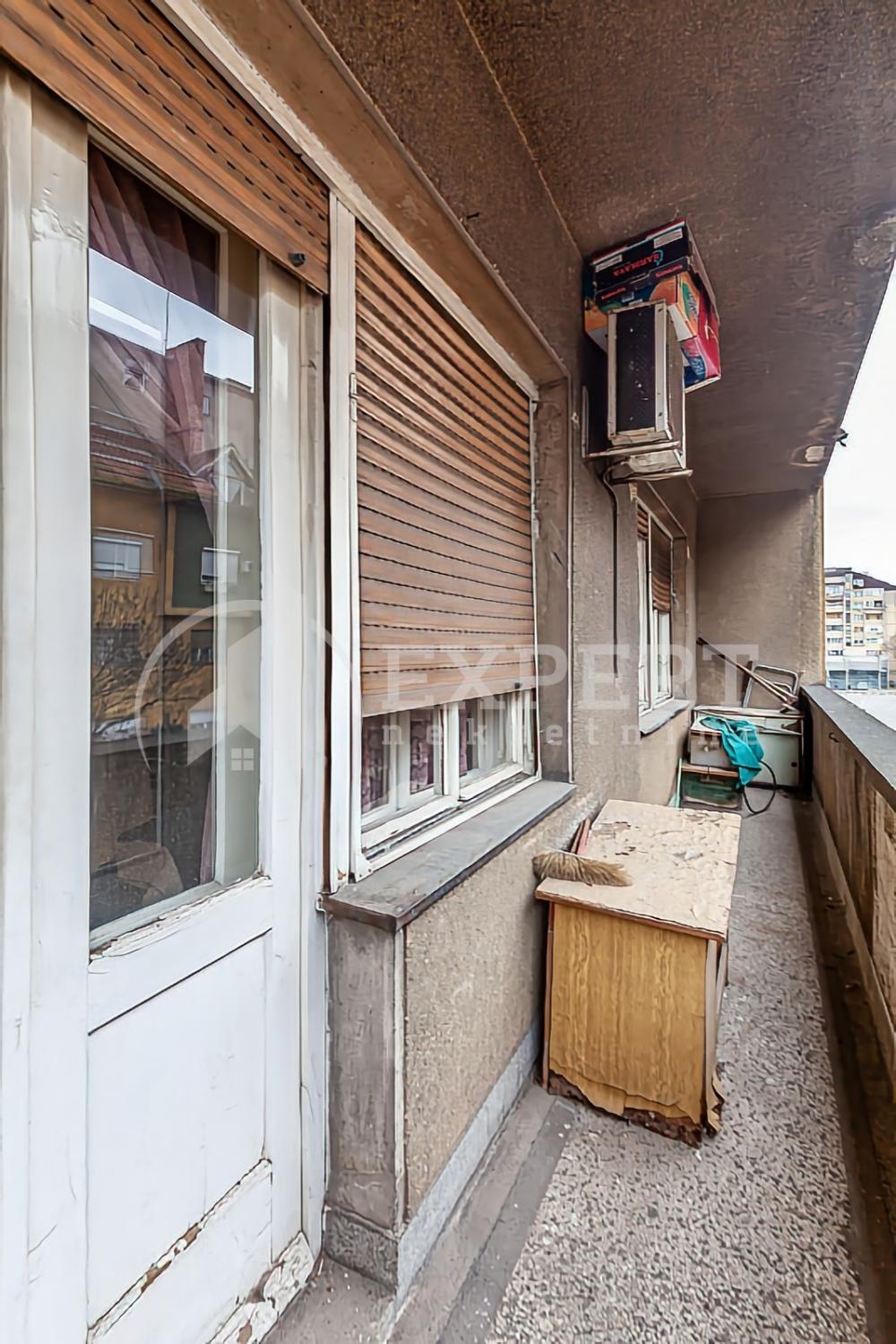 Slika 2 - Stan u zgradi, uknjižen, centralno grejanje, oglas ID p-013804