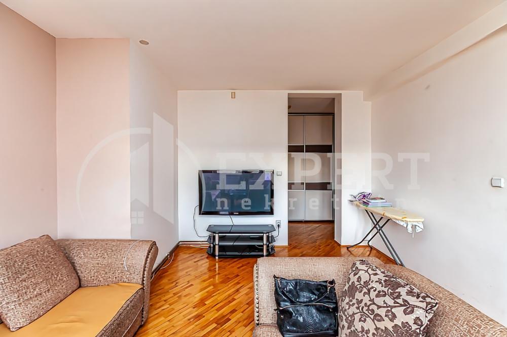 Slika 4 - Stan u zgradi, uknjižen, centralno grejanje, oglas ID p-013805