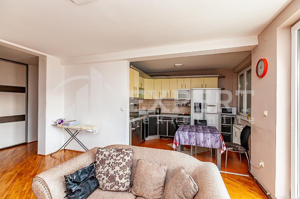 Slika 2 - Stan u zgradi, uknjižen, centralno grejanje, oglas ID p-013805